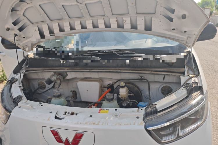 Used Wuling Yangguang 2024 300km Comfort-Grade Passenger Van 60kW Engine Bay
