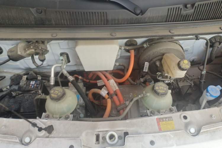 Used Wuling Yangguang 2024 300KM Comfort Version Passenger Van 75kW Engine Bay