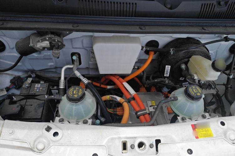 Used Wuling Yangguang 2024 300KM Comfort Version Passenger Van 75kW Engine Bay
