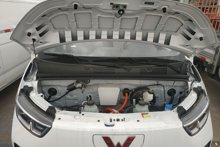 Used Wuling Yangguang 2024 300KM Comfort Version Passenger Van 75kW Engine Bay