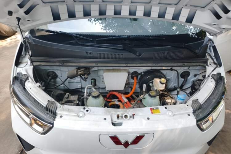 Used Wuling Yangguang 2024 300KM Comfort Version Passenger Van 75kW Engine Bay