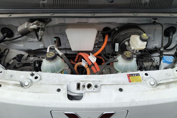 Used Wuling Yangguang 2024 300KM Comfort Version Passenger Van 75kW Engine Bay
