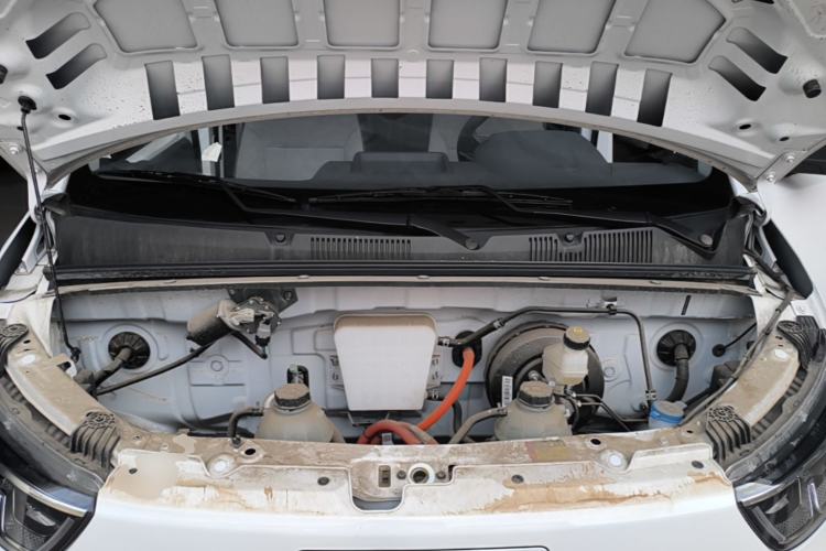 Used Wuling Yangguang 2024 300KM Comfort Version Passenger Van 75kW Engine Bay