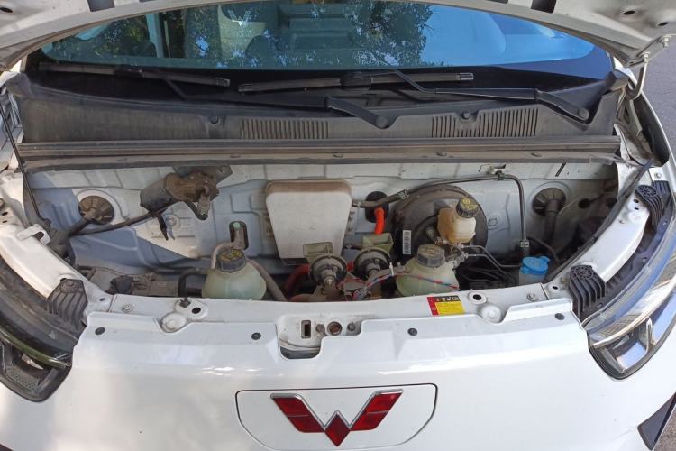 Used Wuling Yangguang 2024 300km Comfort-Grade Passenger Van 60kW Engine Bay