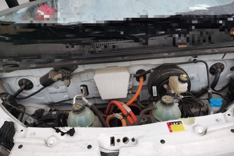 Used Wuling Yangguang 2024 300KM Comfort Version Passenger Van 75kW Engine Bay