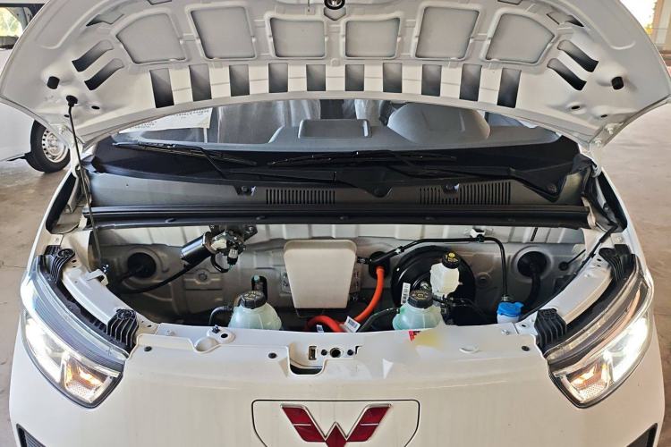 Used Wuling Yangguang 2024 300KM Comfort Version Passenger Van 75kW Engine Bay