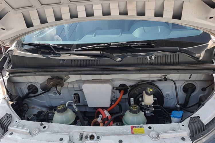 Used Wuling Yangguang 2024 300KM Comfort Version Passenger Van 75kW Engine Bay