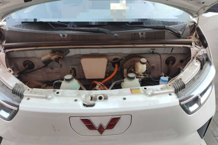 Used Wuling Yangguang 2024 300km Comfort-Grade Passenger Van 60kW Engine Bay