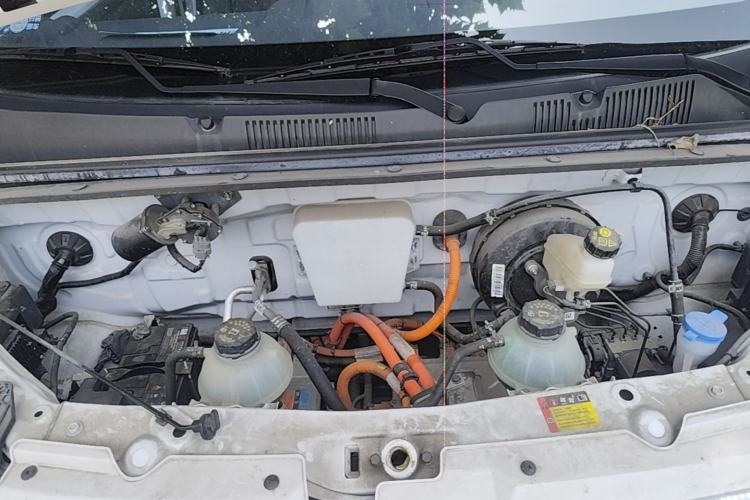 Used Wuling Yangguang 2024 300km Comfort Version with Sealed Windows 60kW Engine Bay