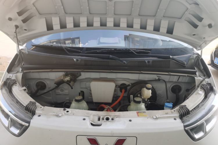 Used Wuling Yangguang 2024 300KM Comfort Version Passenger Van 75kW Engine Bay