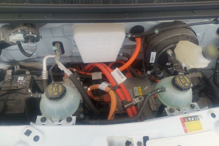 Used Wuling Yangguang 2024 300km Comfort-Grade Passenger Van 60kW Engine Bay