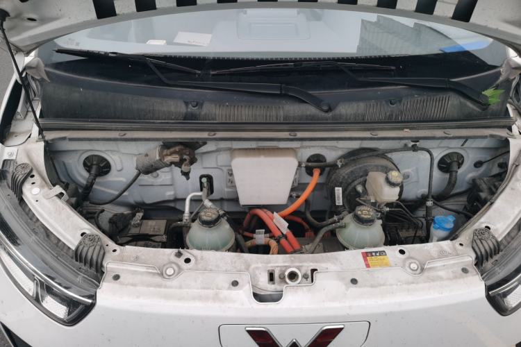 Used Wuling Yangguang 2024 300KM Comfort Version Passenger Van 75kW Engine Bay