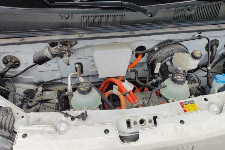 Used Wuling Yangguang 2024 300km Comfort Version with Sealed Windows 75kW Engine Bay