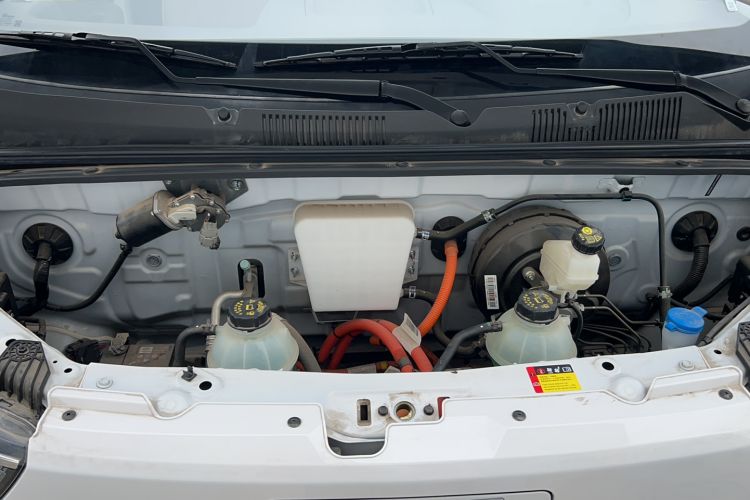 Used Wuling Yangguang 2024 300KM Comfort Version Passenger Van 75kW Engine Bay
