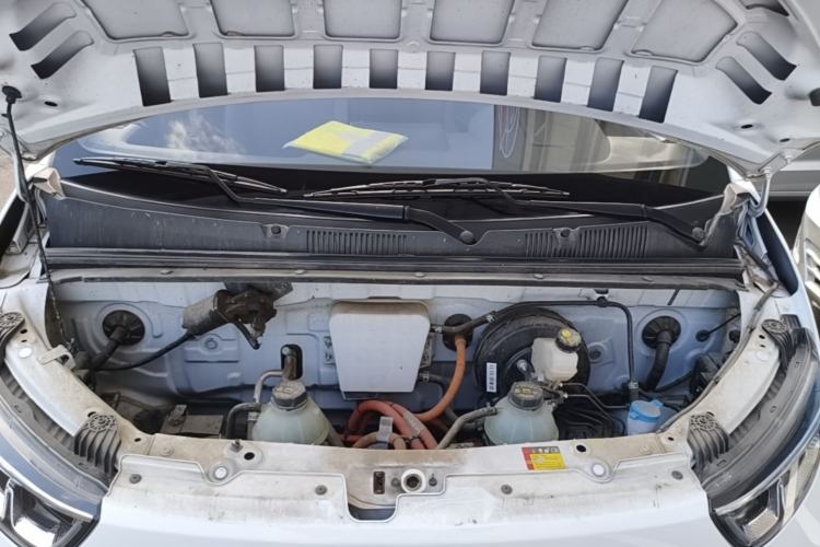 Used Wuling Yangguang 2024 300KM Comfort Version Passenger Van 75kW Engine Bay