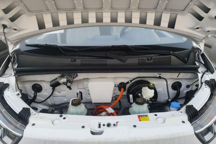 Used Wuling Yangguang 2024 300KM Comfort Version Passenger Van 75kW Engine Bay
