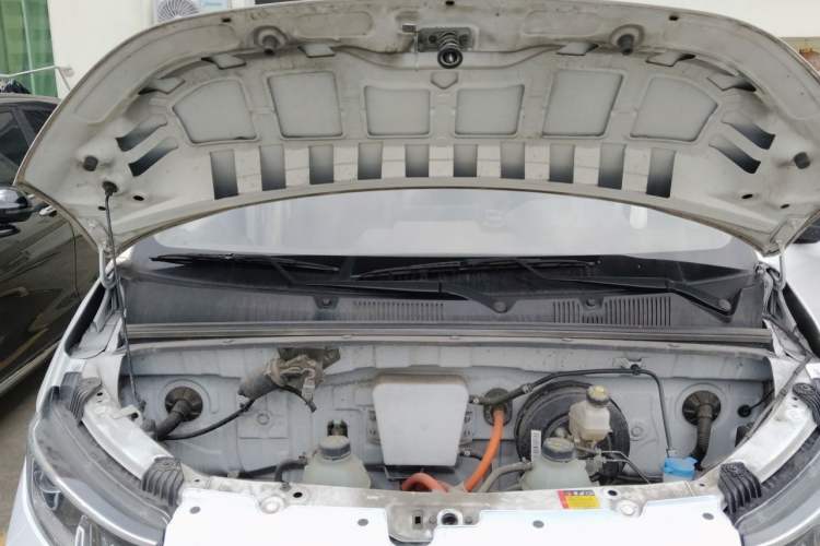 Used Wuling Yangguang 2024 300km Comfort Version with Sealed Windows 60kW Engine Bay