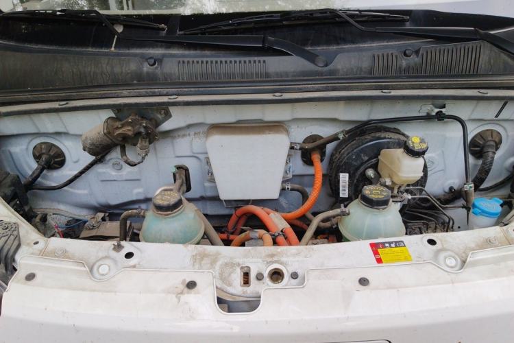 Used Wuling Yangguang 2024 300KM Comfort Version Passenger Van 75kW Engine Bay