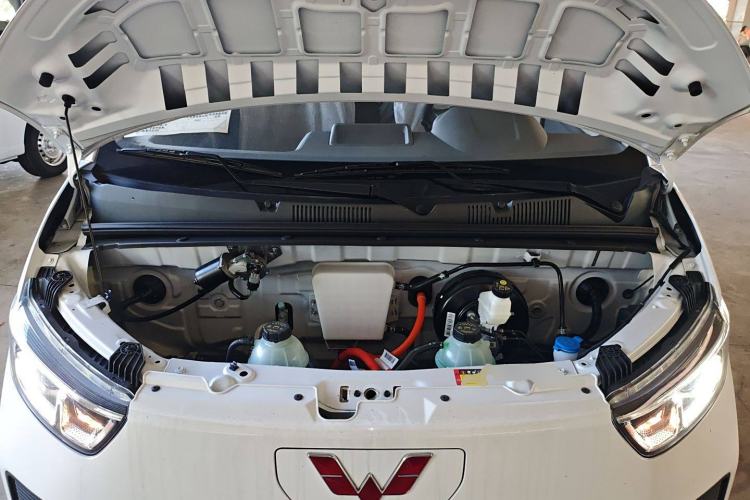 Used Wuling Yangguang 2024 300KM Comfort Version Passenger Van 75kW Engine Bay
