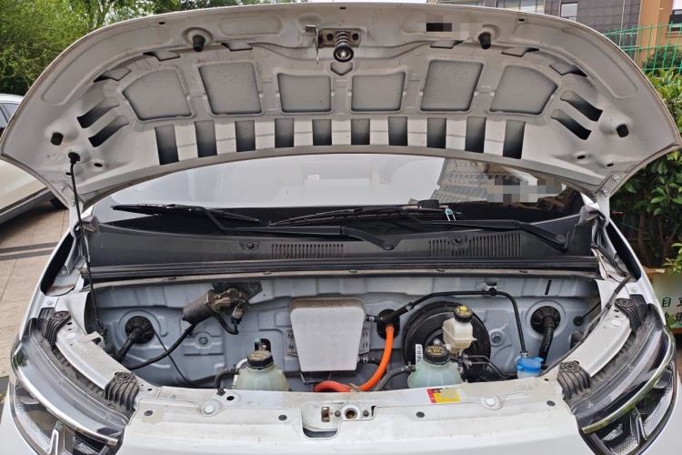 Used Wuling Yangguang 2024 300KM Comfort Version Passenger Van 75kW Engine Bay