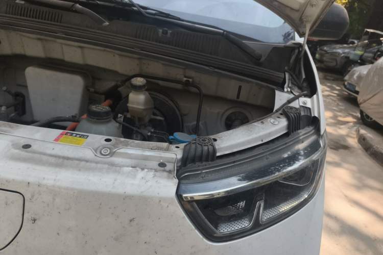 Used Wuling Yangguang 2024 300KM Comfort Version Passenger Van 75kW Engine Bay Left