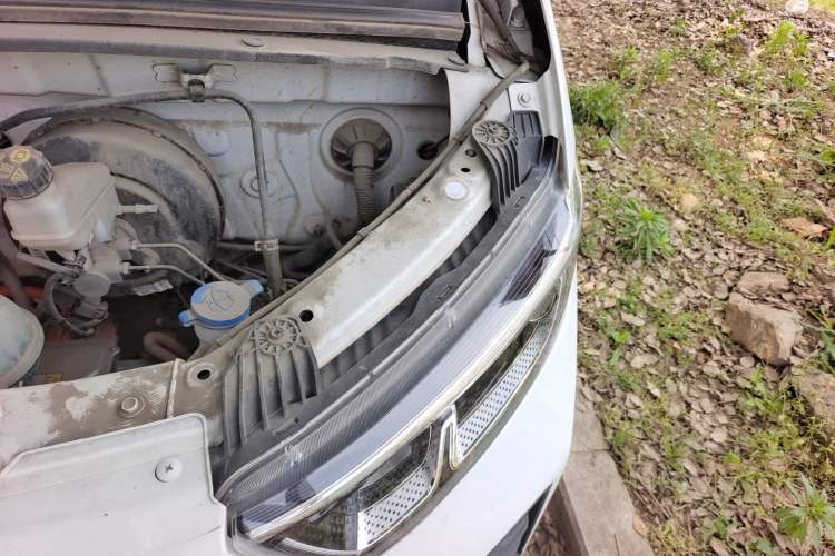 Used Wuling Yangguang 2024 300km Comfort Version with Sealed Windows 60kW Engine Bay Left