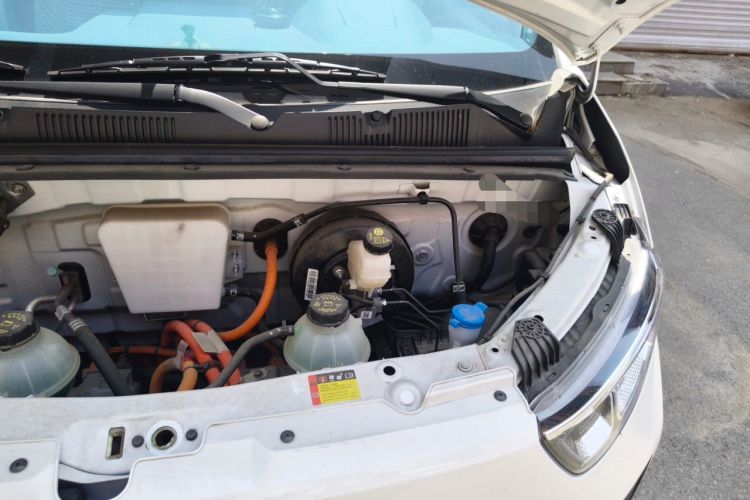 Used Wuling Yangguang 2024 300KM Comfort Version Passenger Van 75kW Engine Bay Left