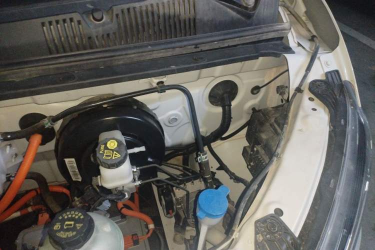 Used Wuling Yangguang 2024 300km Range Practical Window-Sealed Version 60kW Engine Bay Left