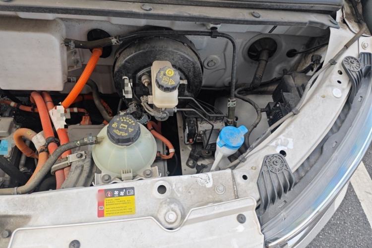 Used Wuling Yangguang 2024 300km Comfort-Grade Passenger Van 60kW Engine Bay Left