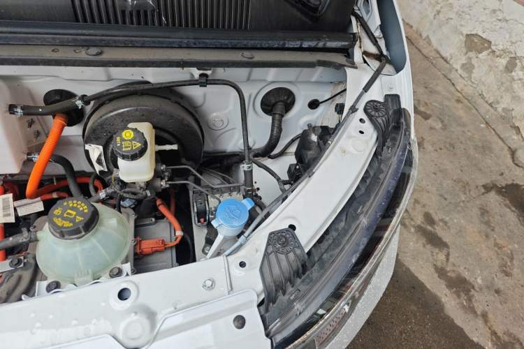 Used Wuling Yangguang 2024 300km Comfort Version with Sealed Windows 60kW Engine Bay Left