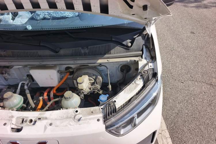 Used Wuling Yangguang 2024 300km Range Practical Window-Sealed Version 60kW Engine Bay Left