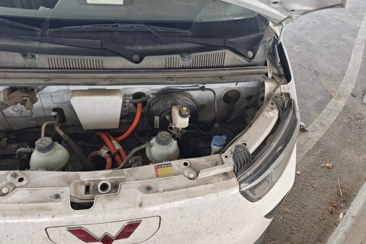 Used Wuling Yangguang 2024 300KM Comfort Version Passenger Van 75kW Engine Bay Left
