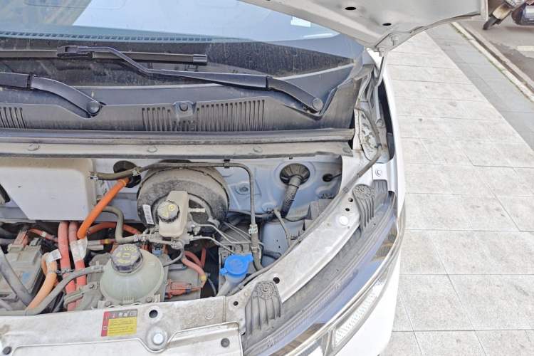 Used Wuling Yangguang 2024 300KM Comfort Version Passenger Van 75kW Engine Bay Left
