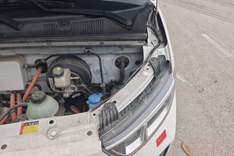 Used Wuling Yangguang 2024 300km Comfort-Grade Passenger Van 60kW Engine Bay Left