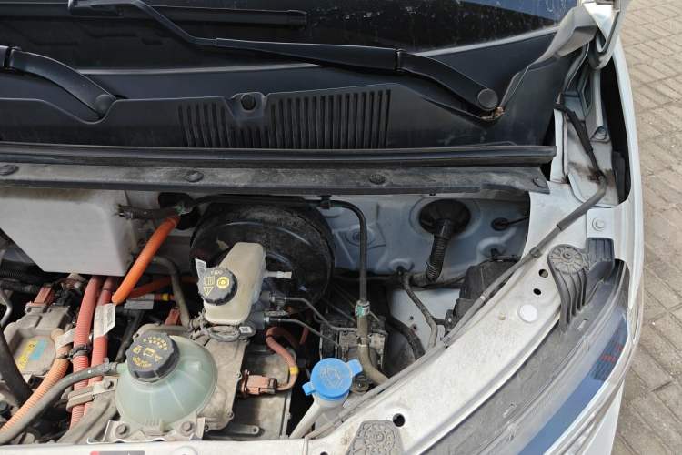 Used Wuling Yangguang 2024 300KM Comfort Version Passenger Van 75kW Engine Bay Left