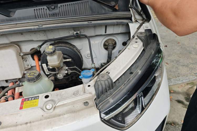Used Wuling Yangguang 2024 300KM Comfort Version Passenger Van 75kW Engine Bay Left
