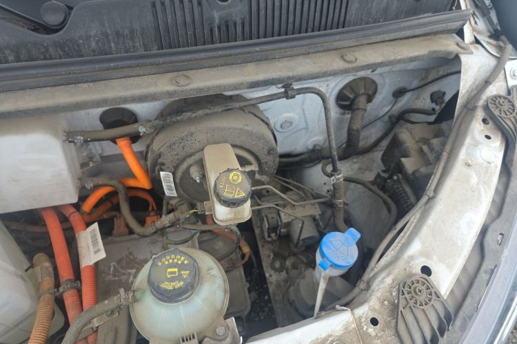 Used Wuling Yangguang 2024 300KM Comfort Version Passenger Van 75kW Engine Bay Left