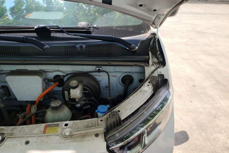 Used Wuling Yangguang 2024 300km Comfort Version with Sealed Windows 60kW Engine Bay Left