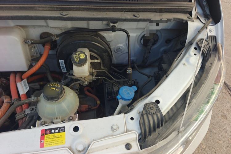 Used Wuling Yangguang 2024 300KM Comfort Version Passenger Van 75kW Engine Bay Left