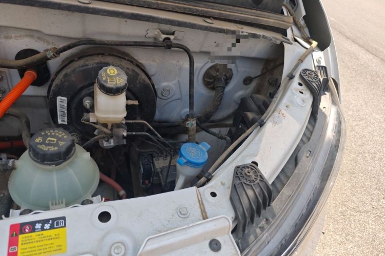 Used Wuling Yangguang 2024 300km Comfort-Grade Passenger Van 60kW Engine Bay Left
