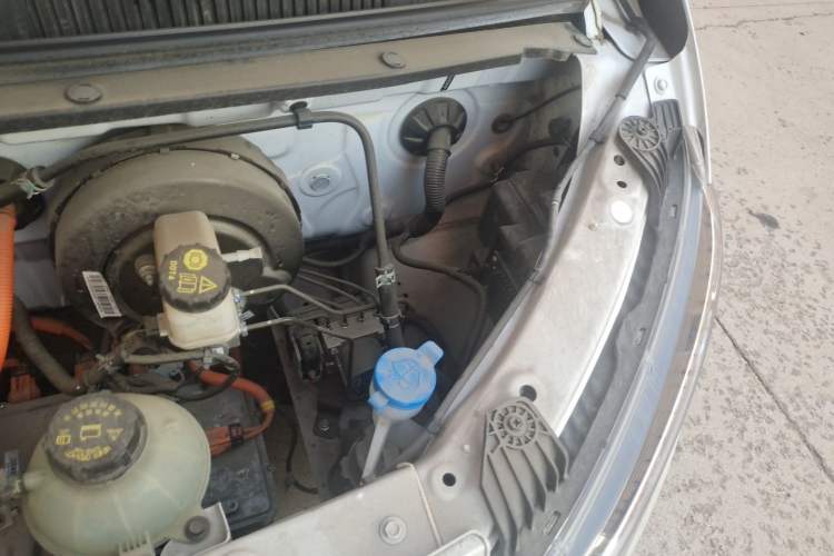 Used Wuling Yangguang 2024 300KM Comfort Version Passenger Van 75kW Engine Bay Left