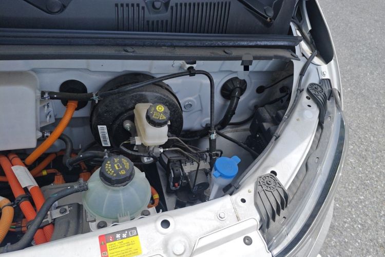 Used Wuling Yangguang 2024 300KM Comfort Version Passenger Van 75kW Engine Bay Left