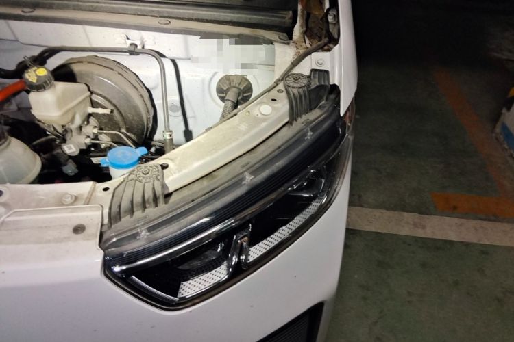 Used Wuling Yangguang 2024 300KM Comfort Version Passenger Van 75kW Engine Bay Left