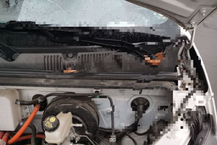 Used Wuling Yangguang 2024 300KM Comfort Version Passenger Van 75kW Engine Bay Left