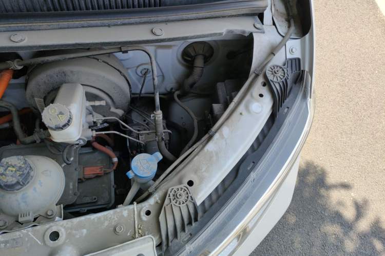 Used Wuling Yangguang 2024 300km Range Practical Window-Sealed Version 60kW Engine Bay Left