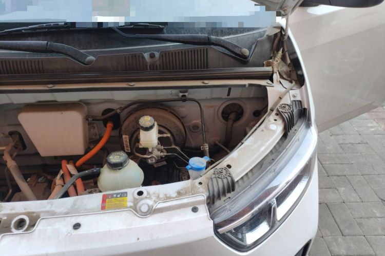 Used Wuling Yangguang 2024 300km Comfort-Grade Passenger Van 60kW Engine Bay Left