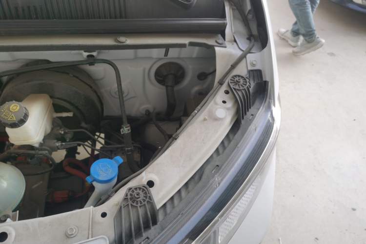 Used Wuling Yangguang 2024 300KM Comfort Version Passenger Van 75kW Engine Bay Left
