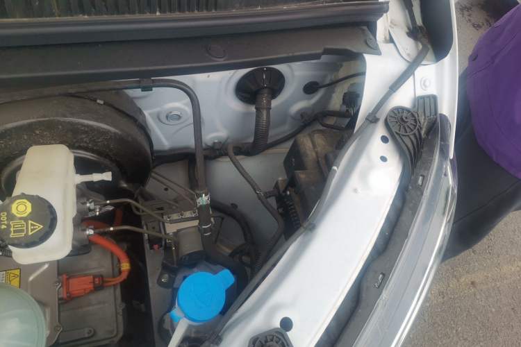 Used Wuling Yangguang 2024 300km Comfort-Grade Passenger Van 60kW Engine Bay Left