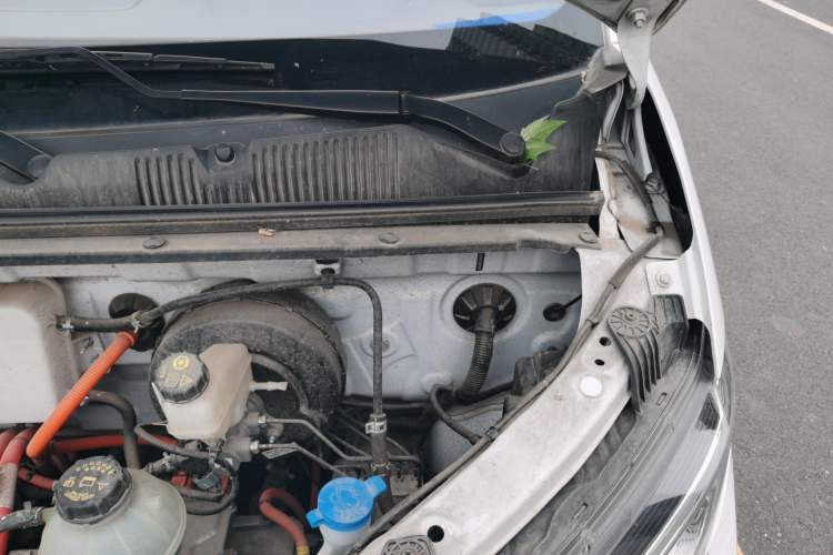 Used Wuling Yangguang 2024 300KM Comfort Version Passenger Van 75kW Engine Bay Left