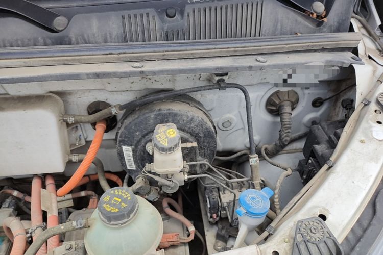 Used Wuling Yangguang 2024 300km Comfort-Grade Passenger Van 60kW Engine Bay Left